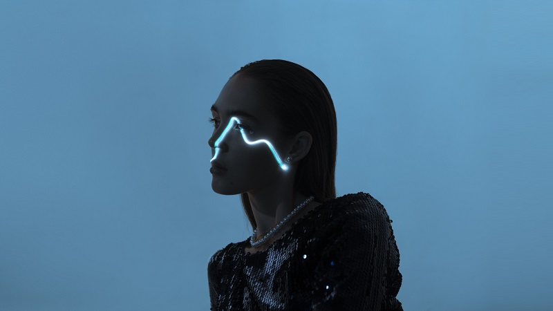 woman-portrait-with-laser-on-face