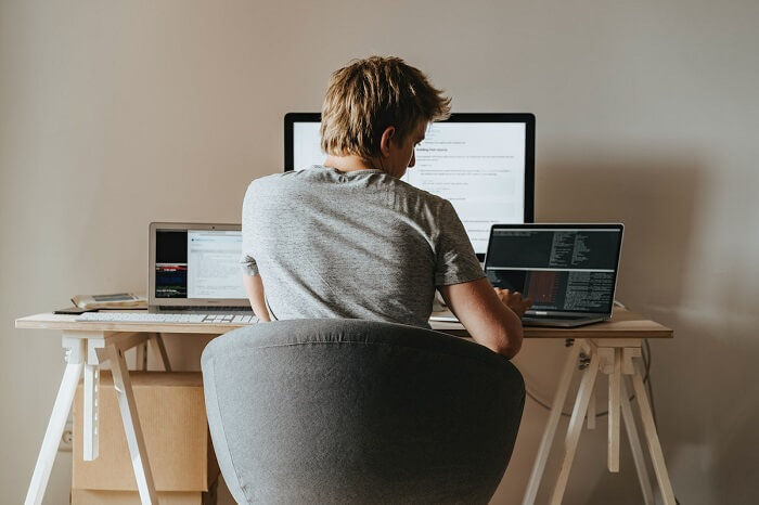 freelancer-wotking-with-computer freelancer-wotking-with-computer
